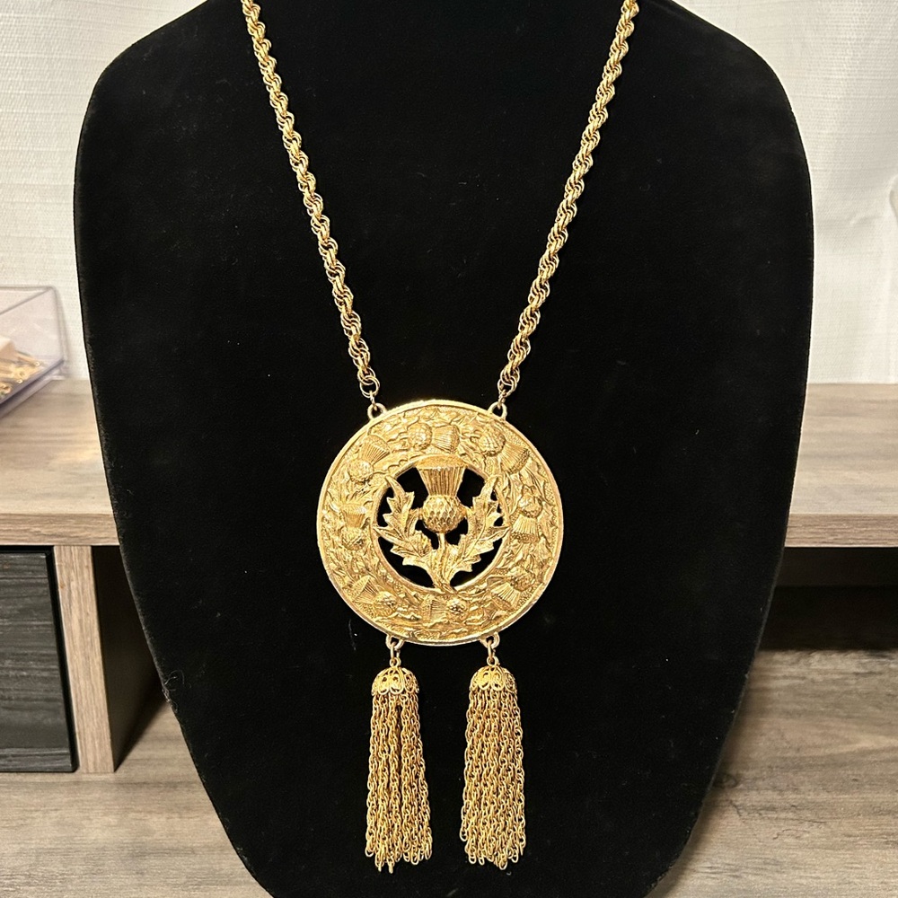 Vintage Oversized Accessocraft Thistle Medallion Necklace #E425 gold tone